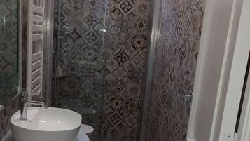 Dusche, Haartrockner, Bidet, Handtücher