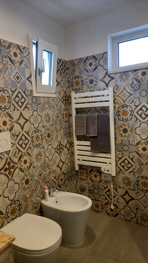 Douche, séchoir à cheveux, bidet, serviettes fournies