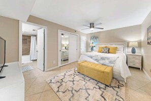 3 bedrooms, iron/ironing board, travel cot, free WiFi - Sleeps 10|Oceanfront|King|beach amenities|W/D (Orange Beach)