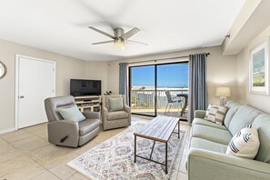 Smart TV - Sleeps 10•Beachfront•2 King Beds•Heated Pools & Hot tub•Private Balconies (Orange Beach)
