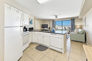 Fridge, microwave, oven, stovetop - Sleeps 10•Beachfront•2 King Beds•Heated Pools & Hot tub•Private Balconies (Orange Beach)