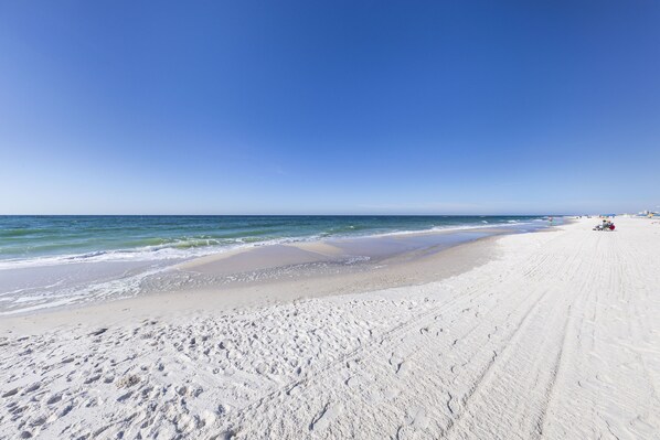 On the beach, beach towels - Sleeps 10•Beachfront•2 King Beds•Heated Pools & Hot tub•Private Balconies (Orange Beach)