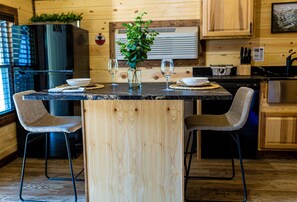 Dining - NEW! Mins to PF & GTL King Bed Hot Tub Fire Pit (Sevierville)