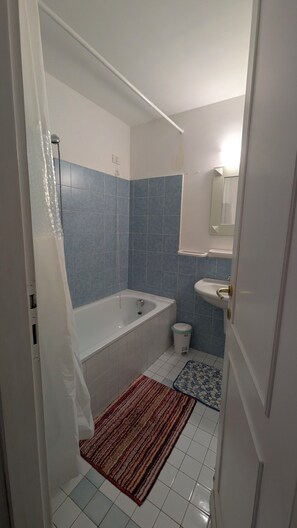 Douche, sèche-cheveux, bidet, serviettes fournies