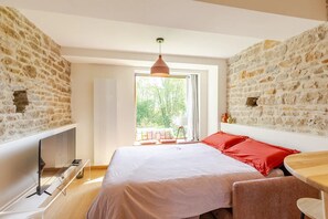 1 habitación, tabla de planchar con plancha, wifi y ropa de cama