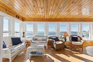 Smart TV, fireplace - Beachfront in New Silver Beach (Falmouth)