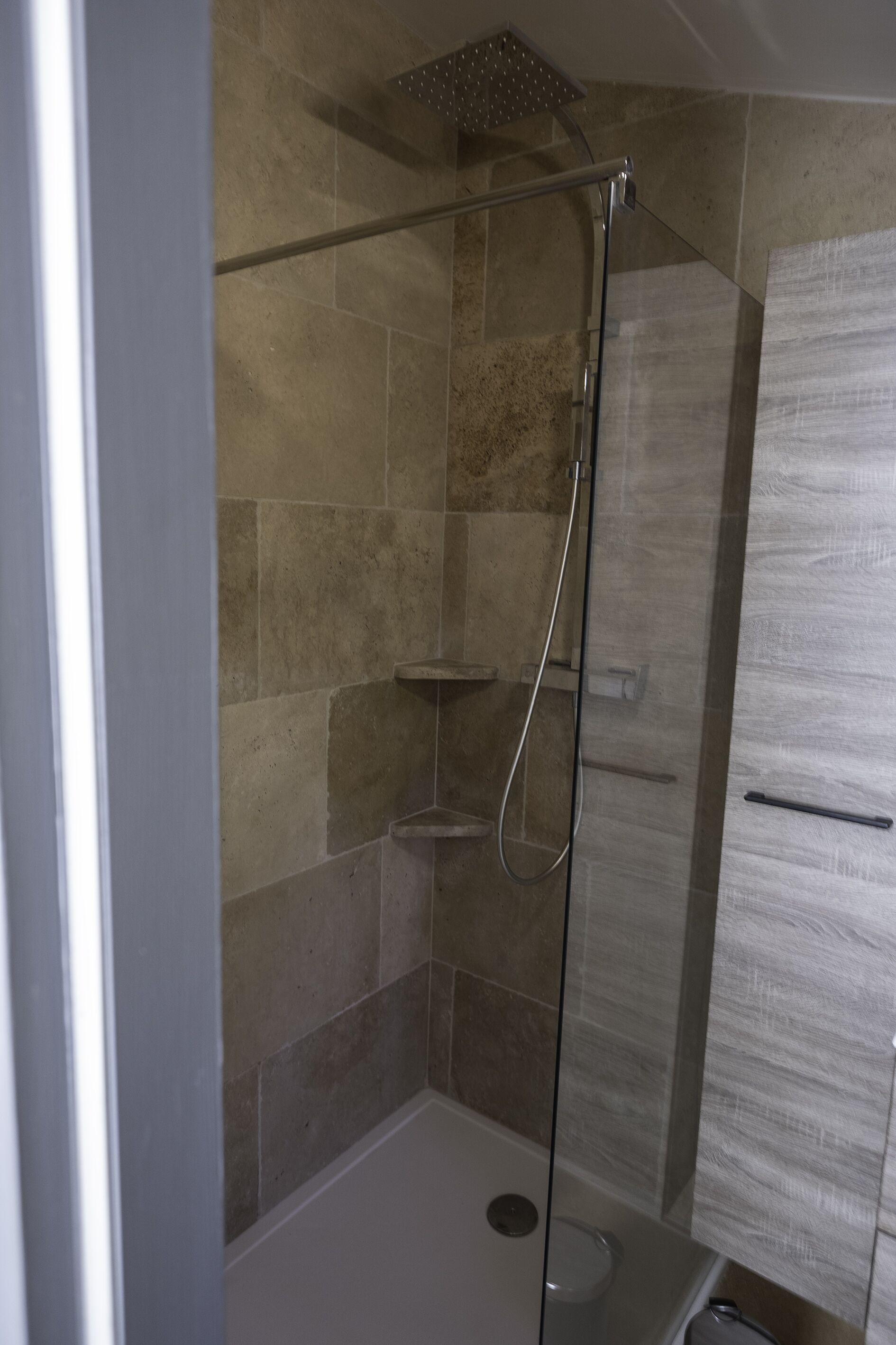 Douche, sèche-cheveux, serviettes fournies, papier toilette