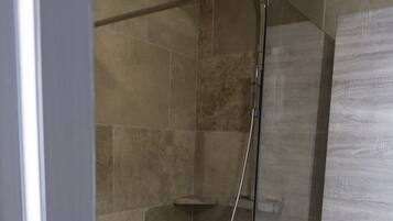 Douche, sĂšche-cheveux, serviettes fournies, papier toilette