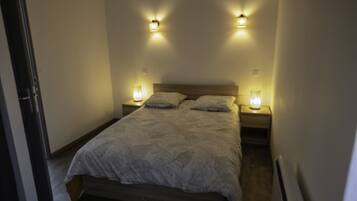 1 slaapkamer, een strijkplank/strijkijzer, reisbedje, gratis wifi