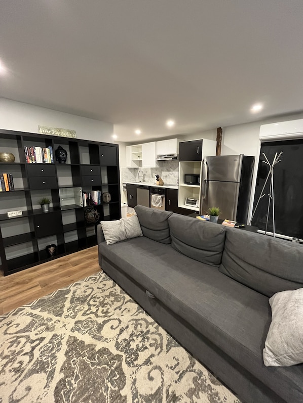 Smart TV, books - Spacious and bright 1bd English basement near Capitol w/free street parking
(Washington)