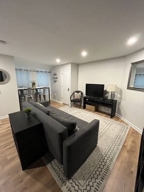 Smart TV, books - Spacious and bright 1bd English basement near Capitol w/free street parking
(Washington)