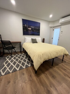 1 bedroom, desk, iron/ironing board, free WiFi - Spacious and bright 1bd English basement near Capitol w/free street parking
(Washington)