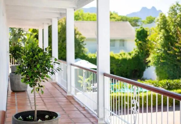 المنطقة المحيطة بالمنشأة