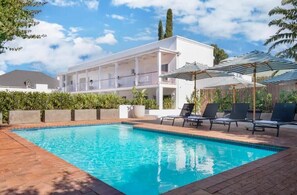 Outdoor pool, a heated pool - Middedorp Manor Villa (Stellenbosch)