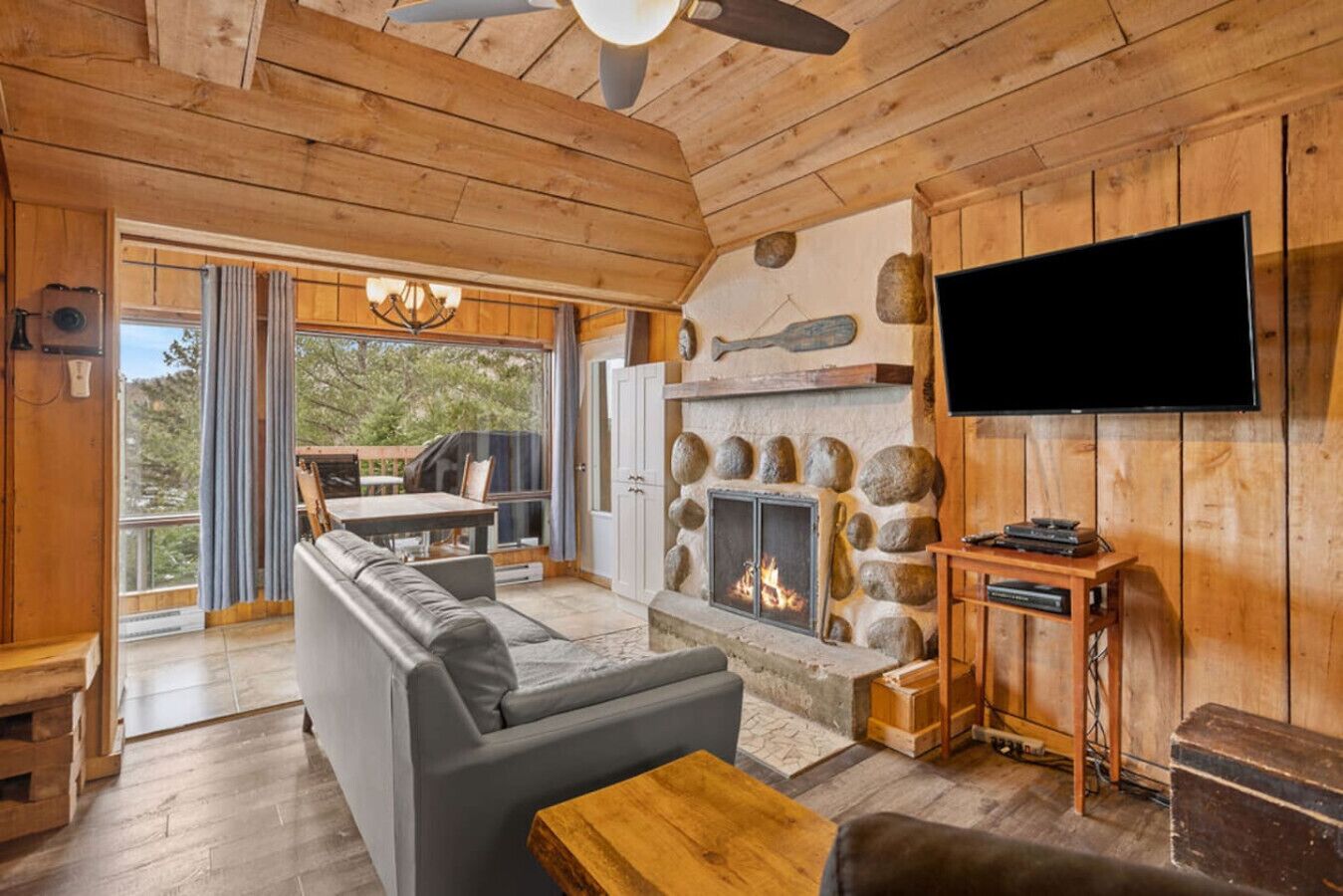 Smart TV, fireplace