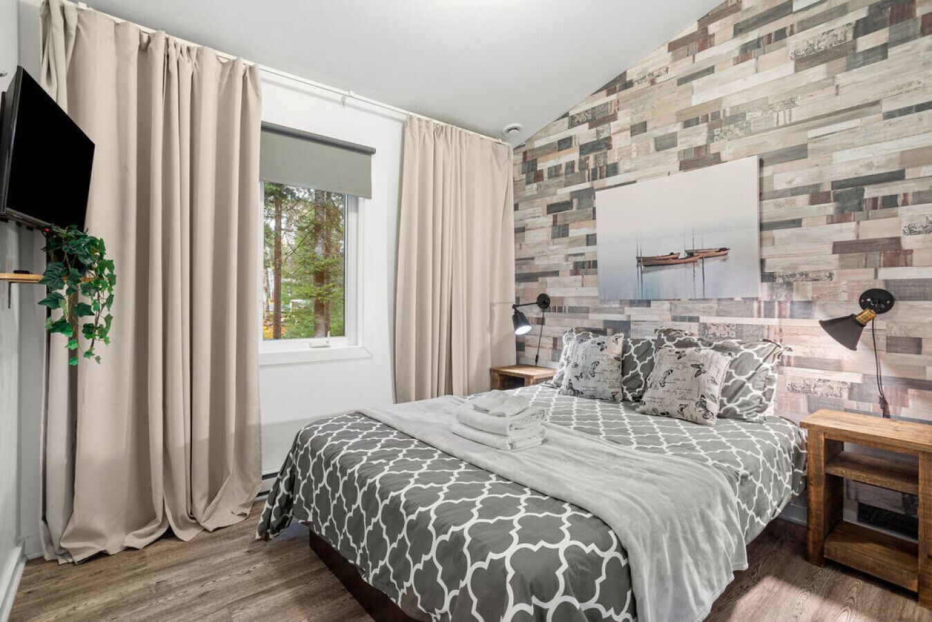 2 chambres, bureau, fer et planche à repasser, lit parapluie