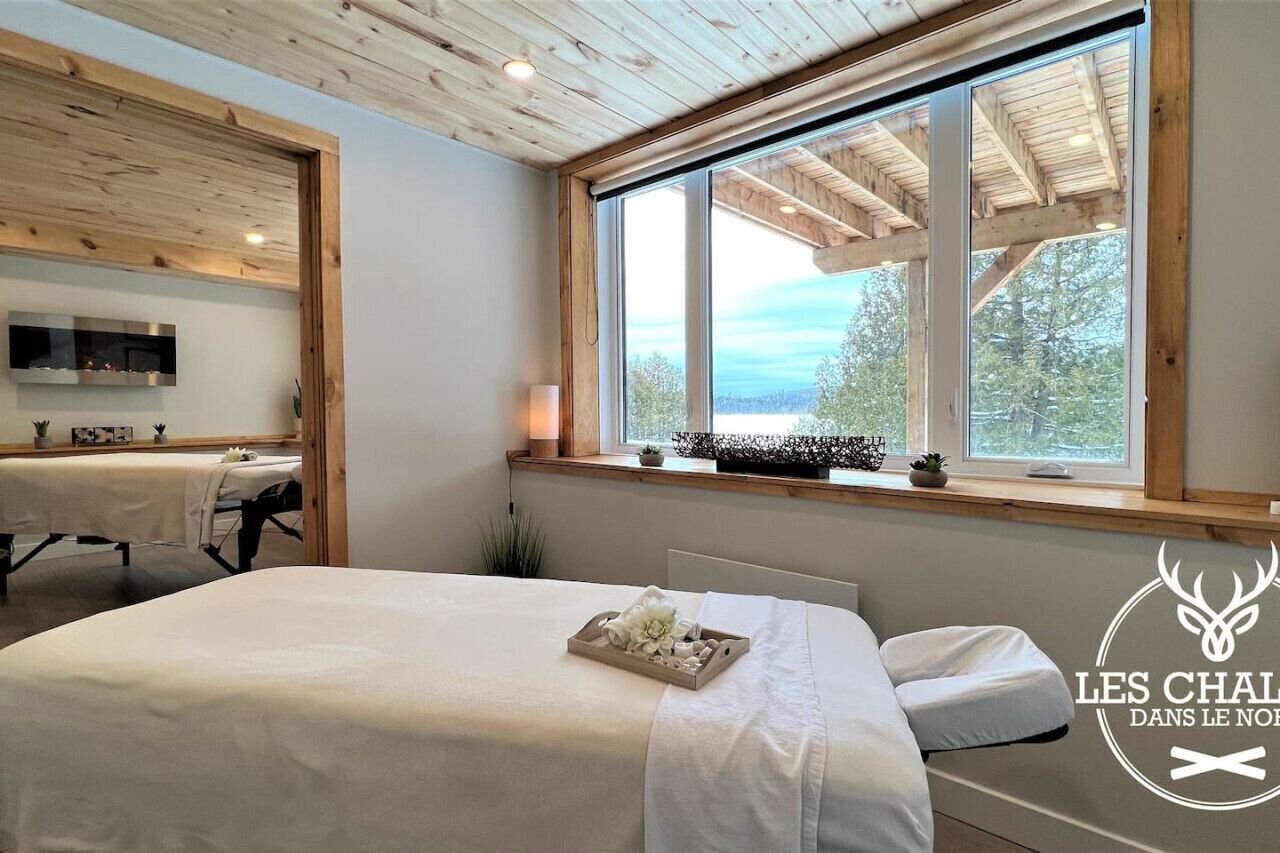 2 habitaciones, escritorio y tabla de planchar con plancha 