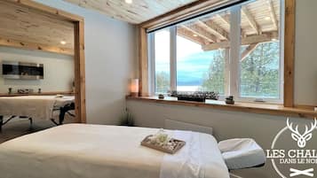 2 habitaciones, escritorio y tabla de planchar con plancha