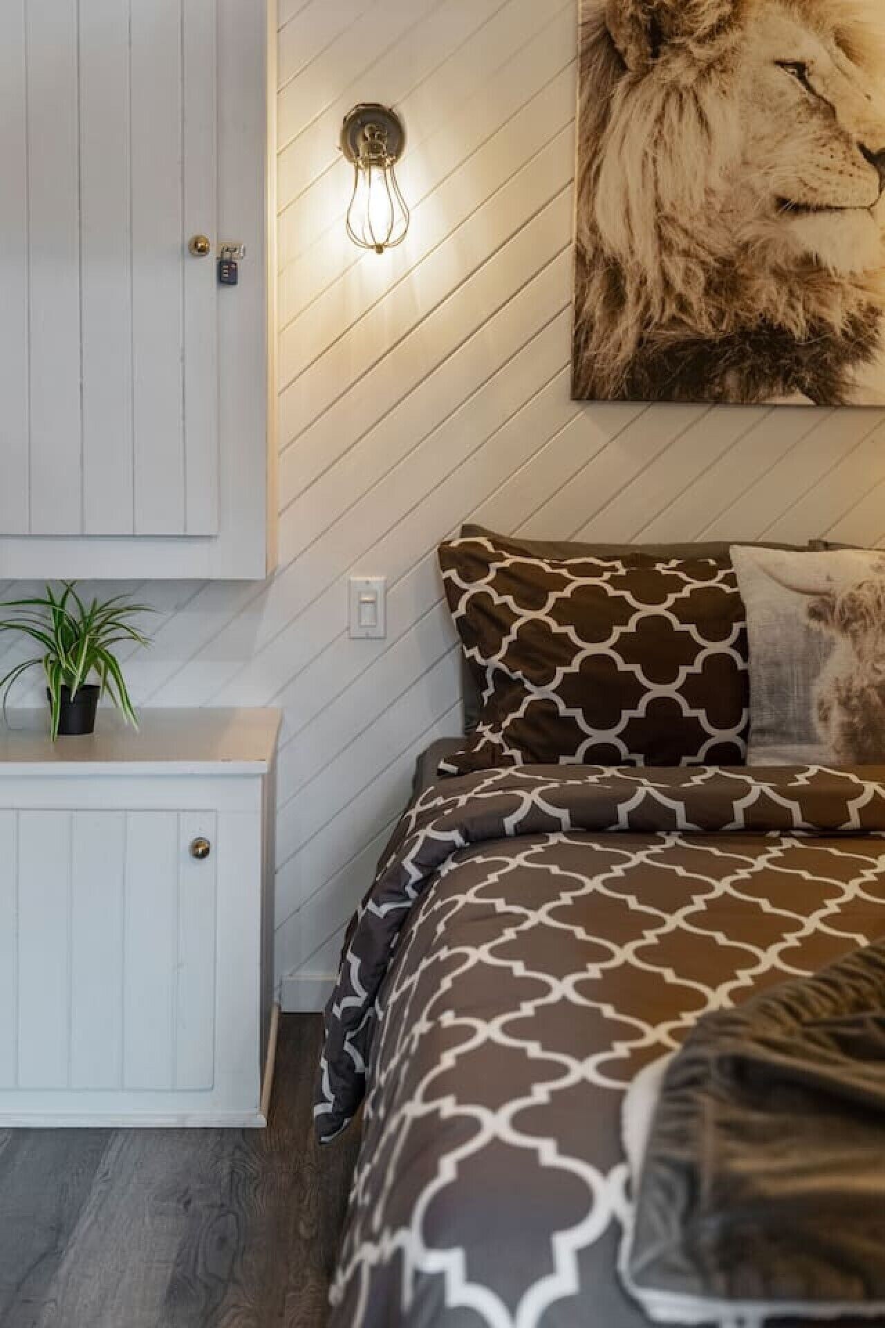 Travel crib, WiFi, bed sheets