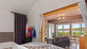 Travel crib, WiFi, bed sheets