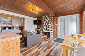 1 bedroom, travel cot, WiFi, bed sheets - Mini chalet bord de l`eau à louer dans les Laurentides — Lac Sarrazin, Sainte-Lucie-des-Laurentides (Sainte-Lucie-des-Laurentides)