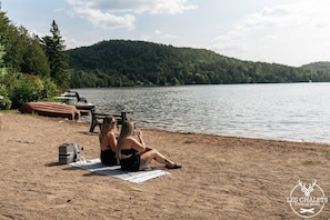 Beach nearby - Mini chalet bord de l`eau à louer dans les Laurentides — Lac Sarrazin, Sainte-Lucie-des-Laurentides (Sainte-Lucie-des-Laurentides)