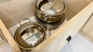 A drawer with two stainless steel pots with lids. - City Heart Luxury Apartment  (Kutaisi)