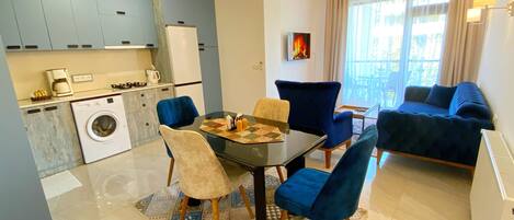 Un espacio habitable moderno con comedor, cocina y un balcón con vistas.