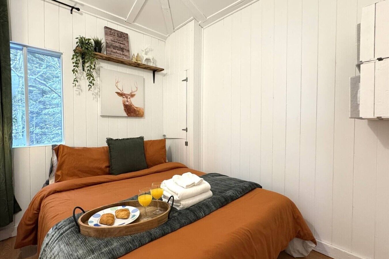 4 habitaciones, escritorio y tabla de planchar con plancha 