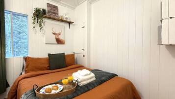 4 habitaciones, escritorio y tabla de planchar con plancha