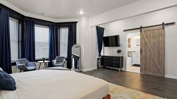 5 sovrum, skrivbord, strykjärn/strykbräda och resesäng