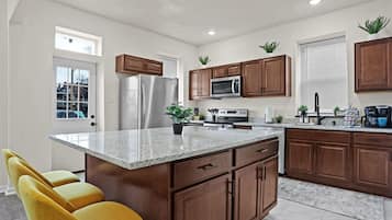 Kylskåp, mikrovågsugn, ugn och spishäll