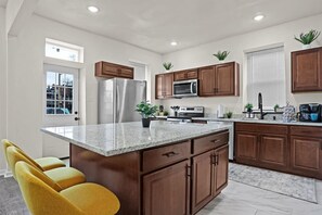 Fridge, microwave, oven, stovetop - Entertainment Oasis: Spa, Game Room & Playground (St. Louis)