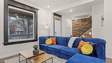 Smart-tv, eldstad, tv-spel och kontor