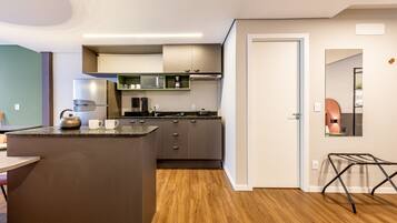 Jääkaappi, mikroaaltouuni, kahvin-/teenkeitin