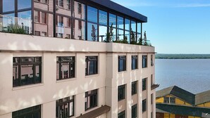 Un immeuble à plusieurs étages, doté de grandes fenêtres et d’un toit plat.