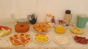 بوفيه فطور مجانًا يوميًا