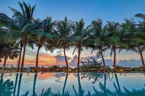 Utendørsbasseng og et oppvarmet basseng