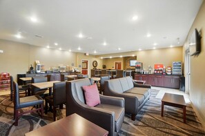 Free daily full breakfast - Cobblestone Hotel & Suites-RussellsPoint (Russells Point)
