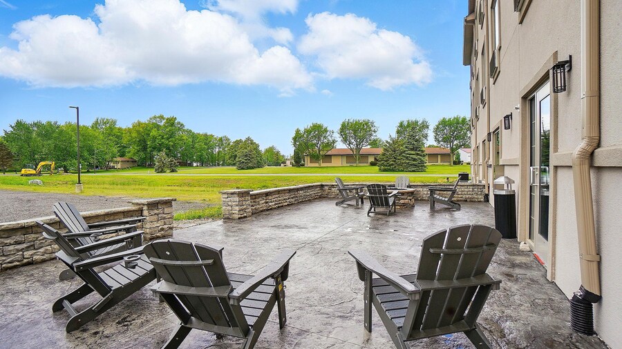 Cobblestone Hotel & Suites-RussellsPoint