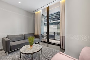 Luxury Studio Suite, 1 King Bed with Sofa bed, City View | In-room dining