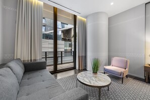 Luxury Studio Suite, 1 King Bed with Sofa bed, City View | In-room dining
