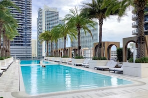 Outdoor pool, pool umbrellas, sun loungers - Luxury Suites in Brickell (Miami)