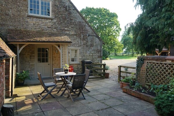 Outdoor dining - Comfortable cottage in a beautiful setting (Wicken)