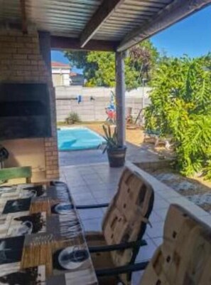 Outdoor dining - The Somerset Nest (Cape Town)