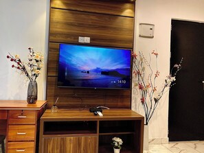 Luxury Studio Suite, 1 Twin Bed, City View | Living area | 60-inch Smart TV with satellite channels