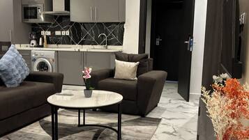 Leilighet – president | Oppholdsområde | En 60-tommers smart-TV med Parabol-TV