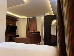 Luxury Apartment, 1 Bedroom, City View | Individually decorated, individually furnished, desk, laptop workspace - BOT PROPERTIES (Accra)