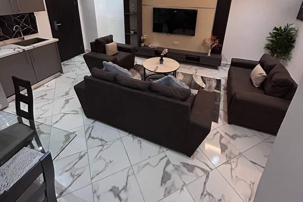 Presidential Apartment | Ruang tamu | 60 inci sebuah televisyen pintar dengan satelit