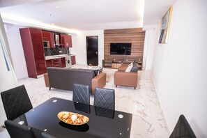 奢華公寓, 2 間臥室, 簡易廚房, 城市景觀 | 起居區 | 60-吋智慧型電視，提供衛星頻道